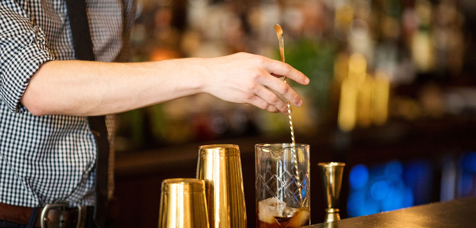 bartender making drinks